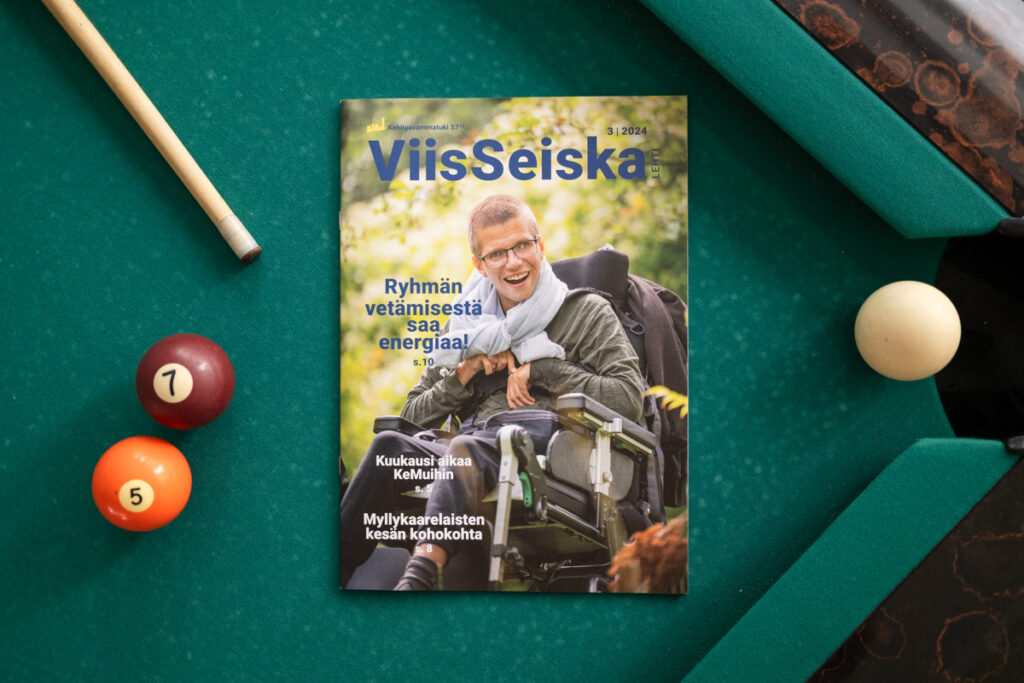 ViisSeiska lehti biljardipöydällä. Pöydällä on myös valkoinen pallo ja pallot numero 5 ja 7.