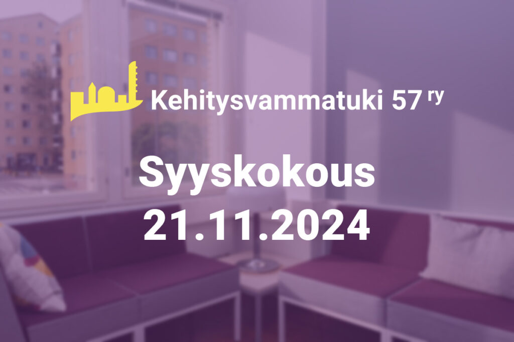 Kehitysvammatuki 57 ry:n logo ja teksti Syyskokous 21.11.2024. Taustalla toimiston sohvanurkkaus.