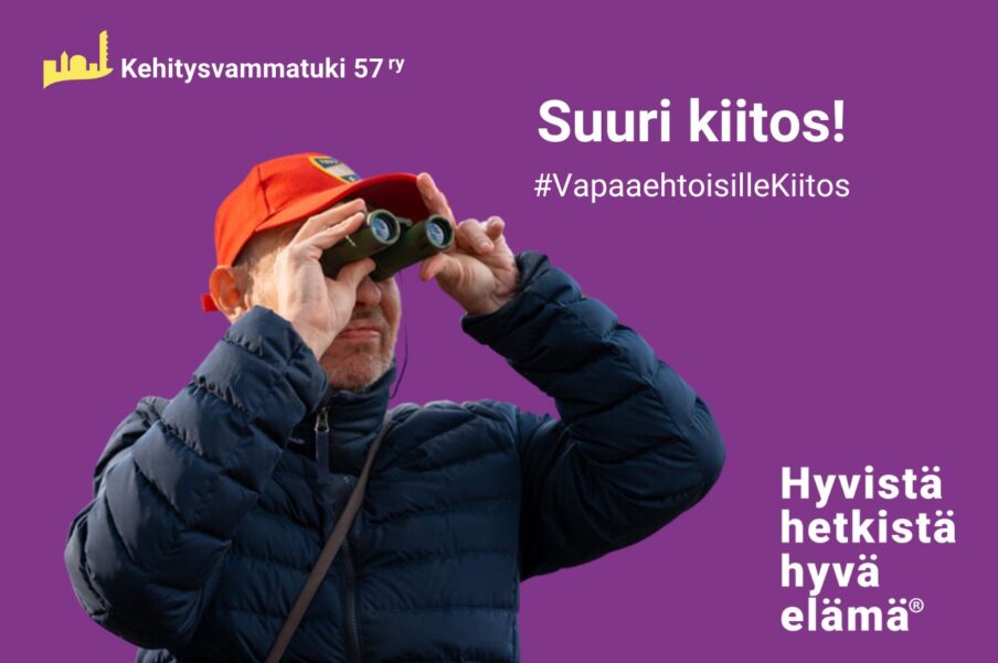 Henkilö katsoo kiikareilla. Teksti Suuri kiitos! #VapaaehtoisilleKiitos. Kehitysvammatuki 57 ry:n logo ja hyvistä hetkistä hyvä elämä -tunnuslause.